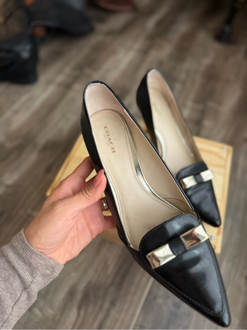Coach Black Leather Pointed Toe Loafer Pumps w/ Silver Bow – Size 10 / EUR 40